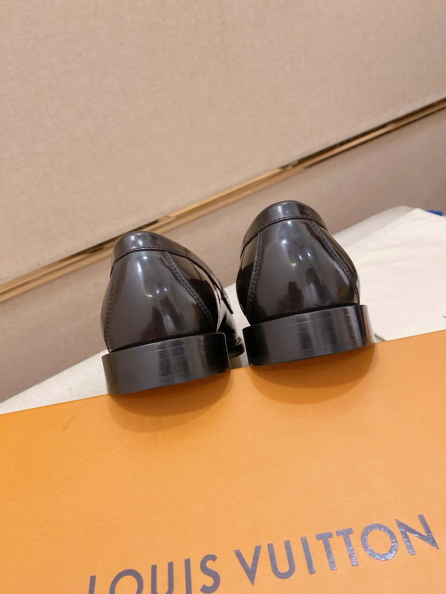 Factory price: 700💰Louis Vuitton LV men's classic Oxford shoes, men's business formal boutique leather shoes, classic model, exquisite almond kernel toe, ultimate art, the whole shoe is made of imported cow leather (open edge beads), carefully selected, fine pores, excellent gloss, soft texture, strong toughness, durable and not easy to deform, apricot calf leather lining, soft and comfortable, sweat-absorbent and breathable. Composite rubber backing at the heel. The front and rear outsole are nailed and reinforced, making them non-slip and wear-resistant. Made with Goodyear craftsmanship, the shoe shape is excellent, light and luxurious, and can be worn in all kinds of formal occasions! Original box and dust bag packaging! Size: 39-44 (38.45. Customized)